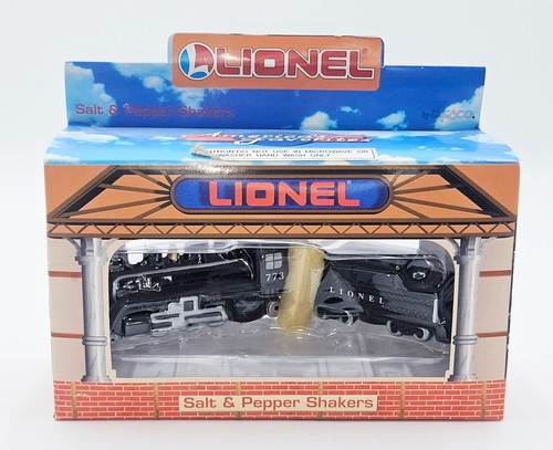 Lionel train salt and pepper - train,