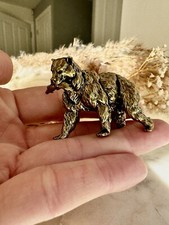 Fine workmanship Grizzly bear