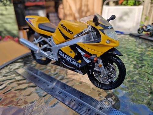 Suzuki gsx r600 scale - 1:12,