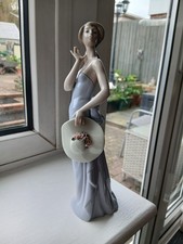 Lladro 5599 Lady Figurine in