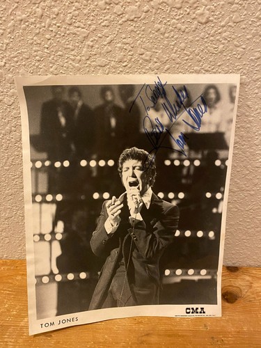 Signed tom jones 8x10 1980s - jones,