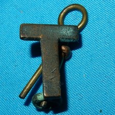 TERRITORIAL ARMY "T" BRITISH MILITARY BRASS SHOULDER BADGE