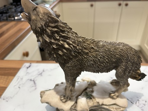 Crosa howling wolf statue - crosa, on