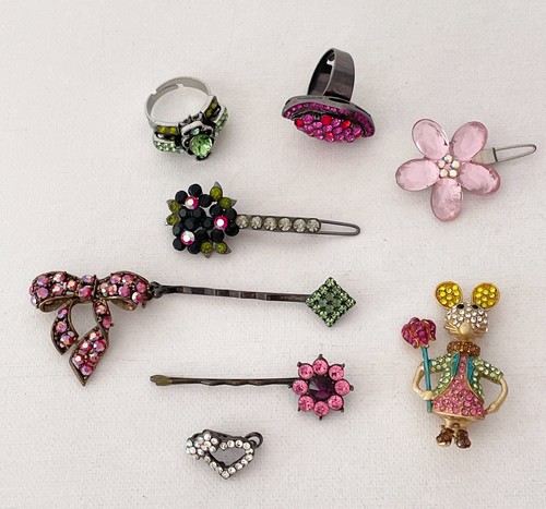 Costume jewellery including - , a