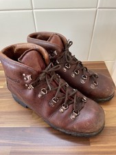 La Robusta Walking boots with Vibram Soles Unisex - Size 7  Excellent condition 