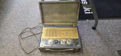 Vintage 1950 portable radio - portable,