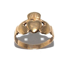 Gents 9ct yellow gold vintage Claddagh ring, UK size V