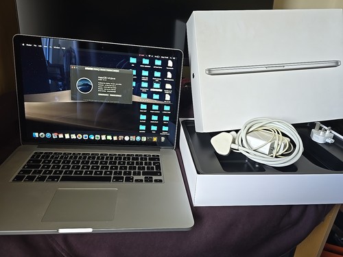 Pristine apple macbook pro - macbook,