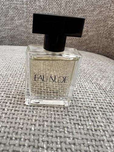 Women next eau - eau, nude