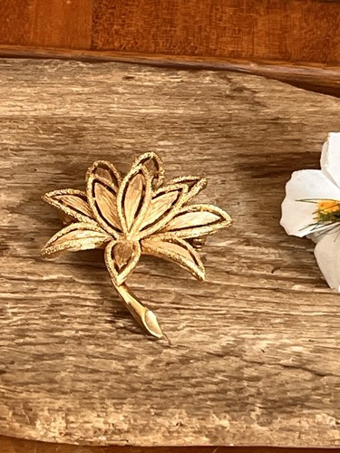 Gold tone brooch pin - pin, lotus