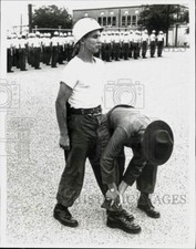 1971 Press Photo Marine Drill Sergeant Straightens Leg of Recruit at Boot Camp