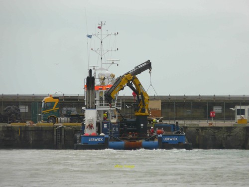 Photo 6x4 crane barge moored - photo,