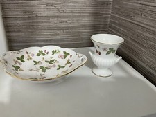 Wedgewood 16.5cm Windsor Tray, Wild Strawberry AND 8.8cm Small Urn Vase