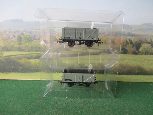 Bachmann 7 plank wagons - 00, 2