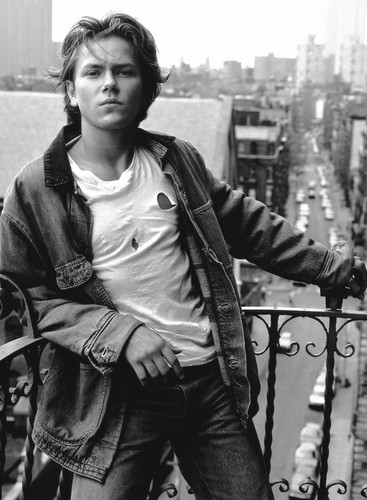 Photo river phoenix v001 - photo,