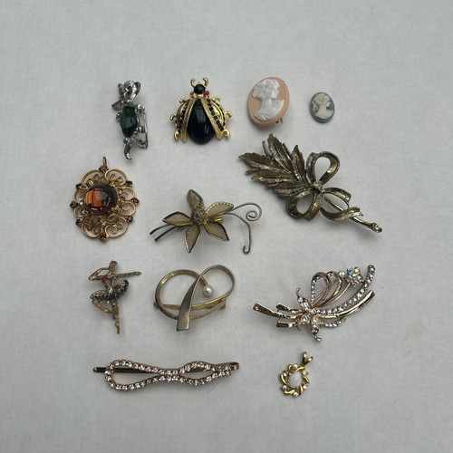 Collection vintage brooches - vintage,