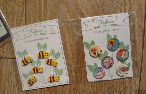 Vintage style buttons bees - vintage,