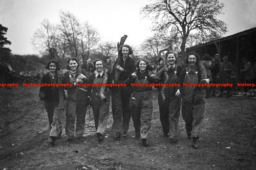 F007703 land girls - f007703, of