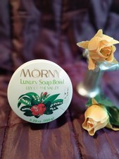 VINTAGE COLLECTORS FINE ENGLISH SOAP IN DECORATIVE PLASTIC DISH AND SOFT PAD