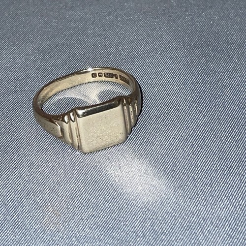 9ct signet ring hallmarked - 9ct,
