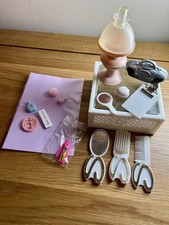 Vintage Pedigree Sindy 1980s coffee table & lamp (non-working) & accessories. 