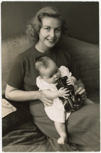 Elliott erwitt wife iconic - erwitt,
