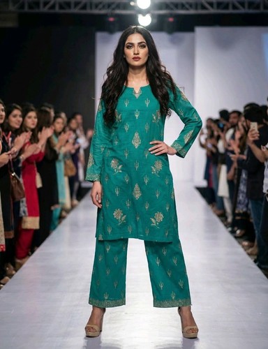 Stunning emerald green - ,