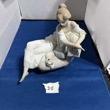 Porcelain  Lladró "Reading