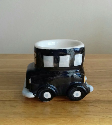 Black taxi egg cup - black,