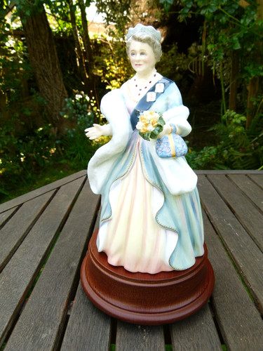 Royal doulton hn3189 queen - doulton,