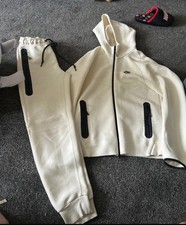 Men’s cream Nike tech fleece size small