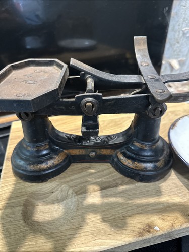 Vintage small set weighing - small,