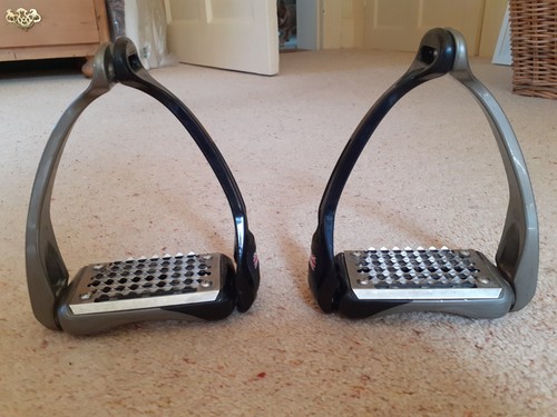 Acavallo opera stirrups