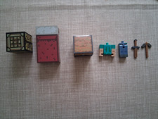 MINECRAFT - Brown chest with items, green box and brown bed from Jazwares Inc