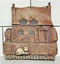 GRAYSHOTT POTTERY 3D WALL PLAQUE OF COTTAGE & CAT "HOME SWEET HOME" MOTTO
