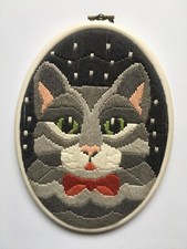 BEAUTIFUL HAND EMBROIDERED CAT TAPESTRY OVAL PICTURE WALL HANGING