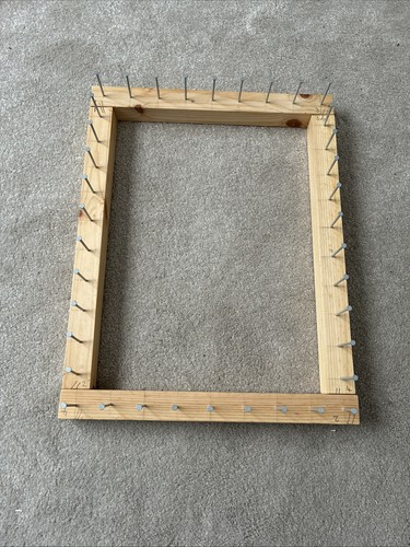 Frame loom make pom - pom,