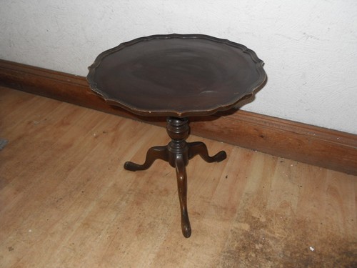 Vintage round tripod wooden - round,