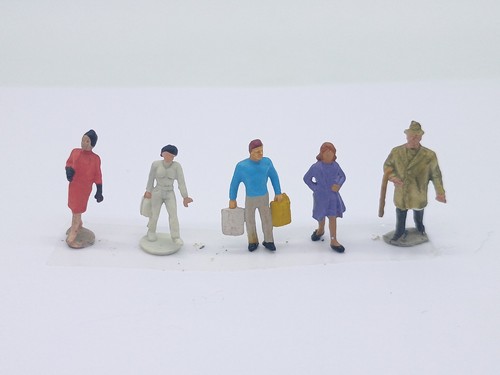 Preiser figures standing - figures,