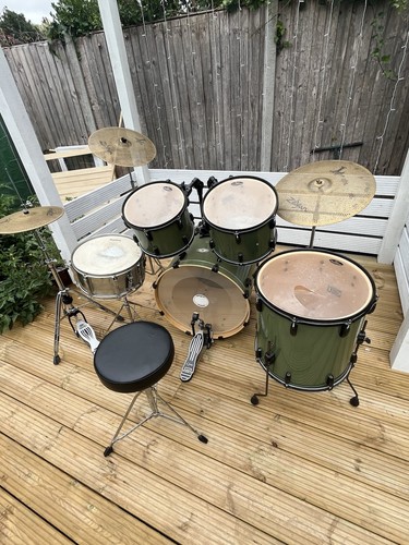 Acoustic drum kit with - acoustic,