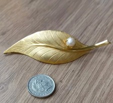 LOVELY VINTAGE GOLDTONE LEAF BROOCH WITH PEARL