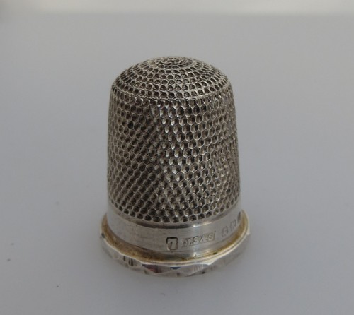 Hallmarked silver thimble - silver,