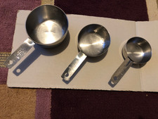 Stainless steel kitchen measuring cups set of three with handle