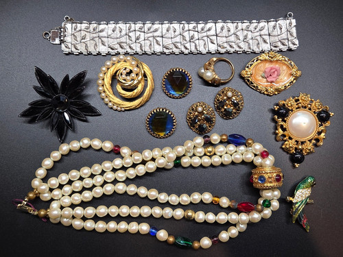 Vintage costume jewelry lot - costume,