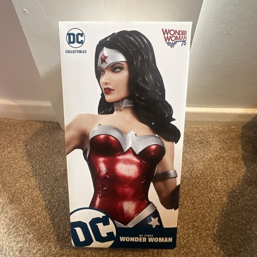 Comics cover girls - comics, statue