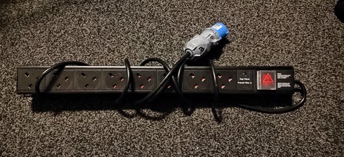 Vertical way uk - 1u, socket