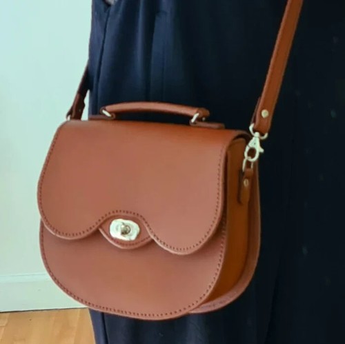 Leather crossbody twistlock - leather,