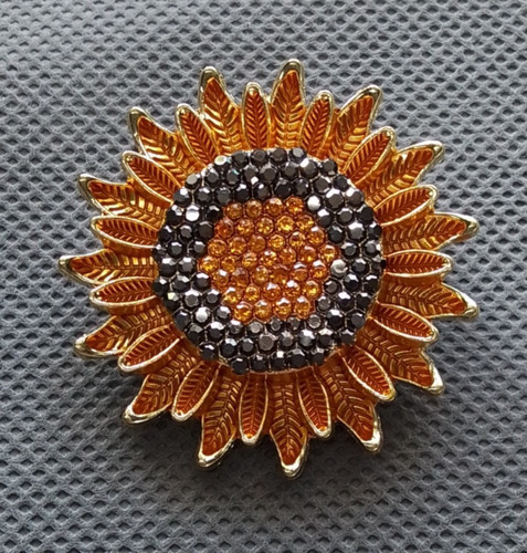 Vintage style flower brooch