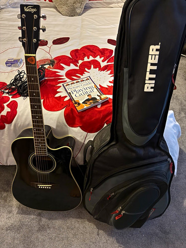 Vintage black acoustic guitar - black,