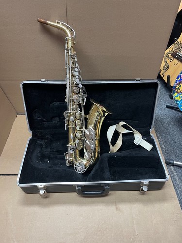 Bundy selmer alto - by,